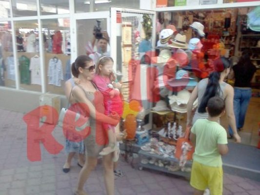 Monica Gabor i-a cumpărat Irinucăi păpuşi de la standurile din Mamaia
